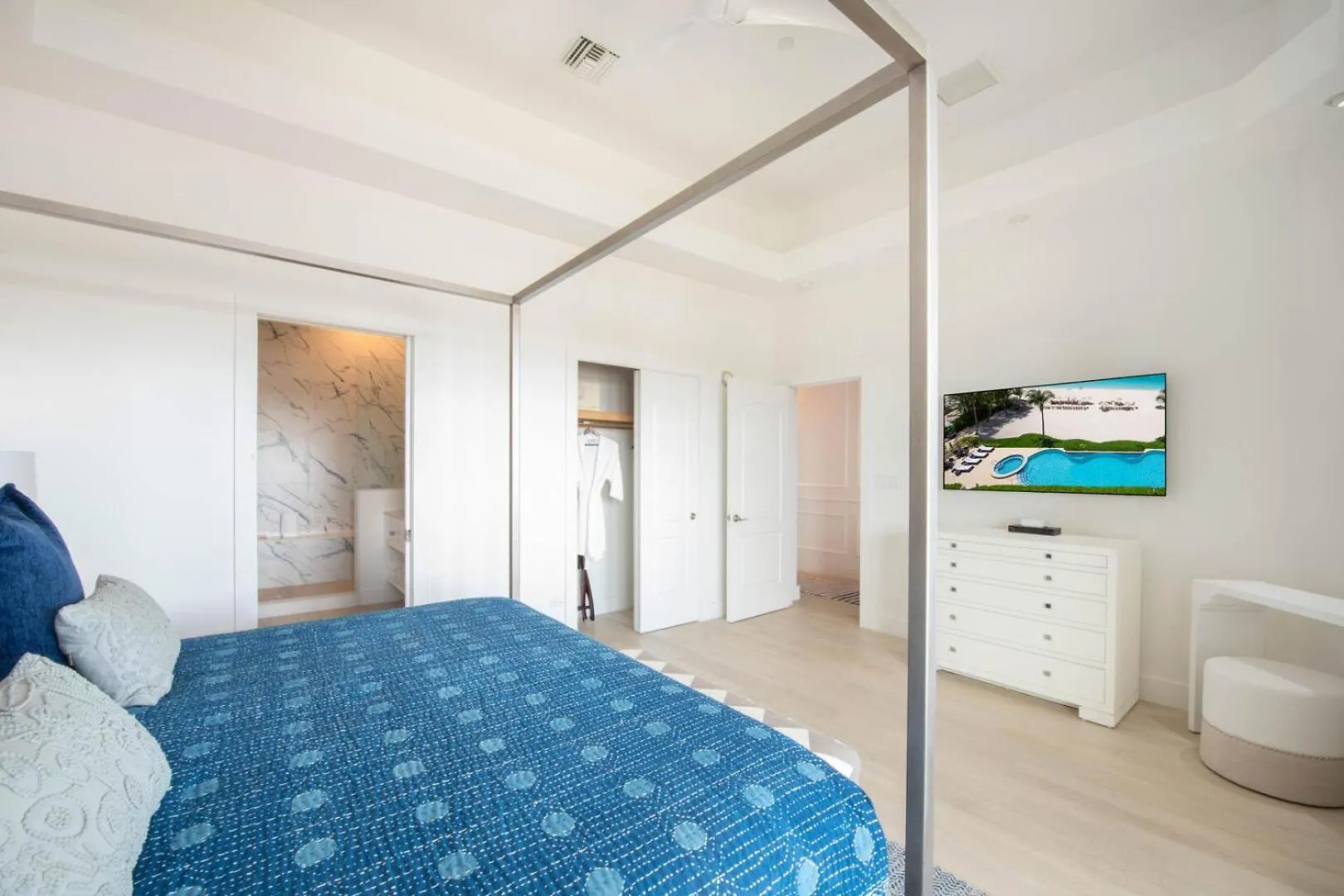 Beachcomber 39 George Town Apartment